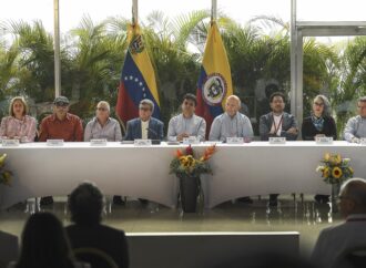 <strong>El Gobierno de Petro y el ELN se vuelven a ver en Caracas para zanjar la ‘crisis’ del diálogo de paz</strong>