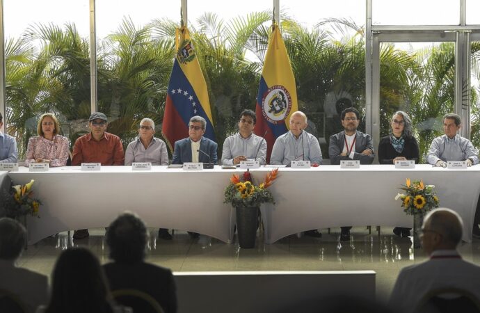 <strong>El Gobierno de Petro y el ELN se vuelven a ver en Caracas para zanjar la ‘crisis’ del diálogo de paz</strong>