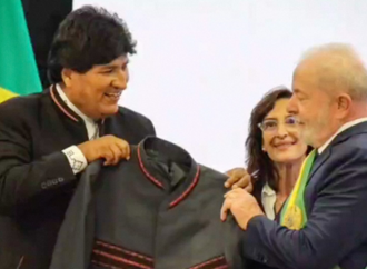 <strong>VIDEO: Evo Morales regala a Lula una chaqueta tradicional</strong>
