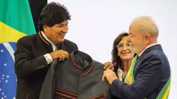 <strong>VIDEO: Evo Morales regala a Lula una chaqueta tradicional</strong>