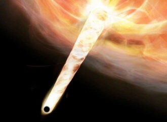 <strong>Descubren evidencias de un agujero negro supermasivo que escapa a gran velocidad de su galaxia de origen</strong>