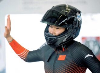 <strong>La china Ying Qing hace historia al convertirse en la primera mujer piloto de trineo china en ganar la Copa del Mundo</strong>