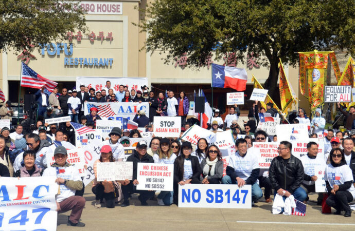 <strong>La comunidad china de Texas sale a las calles, indignada por un proyecto de ley que les prohibiría comprar propiedades</strong>