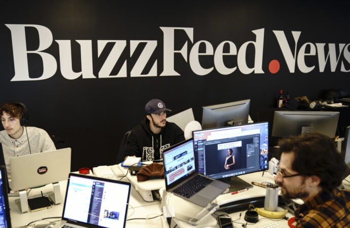<strong>BuzzFeed despide a 180 empleados y dice que usará inteligencia artificial para crear contenido</strong>