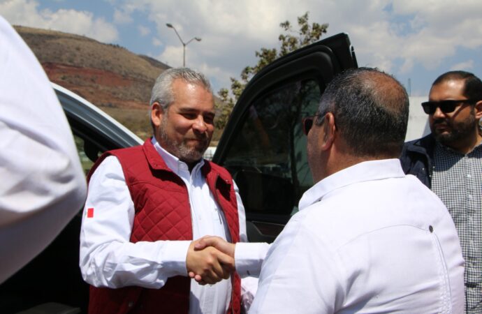 <strong>El presidente Municipal de Hidalgo, Lic. José Luis Téllez Marín y el Maestro, Alfredo Ramírez Bedolla, Gobernador de Michoacán, entregaron 260 toneladas de fertilizante</strong>