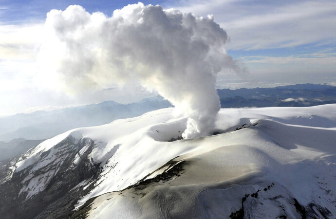 <strong>Declaran “calamidad pública” en Colombia por probable erupción del volcán Nevado del Ruiz</strong>