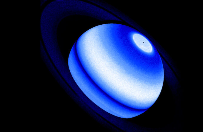 <strong>Descubren qué origina un misterioso punto caliente en la atmósfera de Saturno</strong>