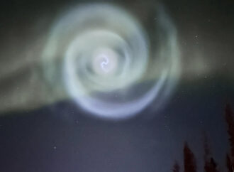 <strong>Una extraña espiral brillante aparece en el cielo nocturno de Alaska</strong>
