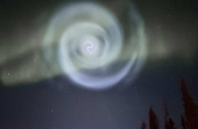 <strong>Una extraña espiral brillante aparece en el cielo nocturno de Alaska</strong>