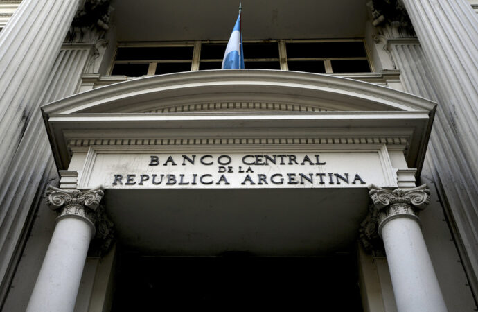 <strong>El Banco Central de Argentina sube la tasa de interés al 91 %, la más alta en 20 años</strong>