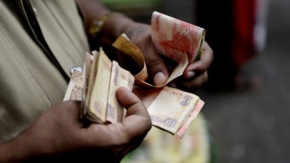 <strong>India y Bangladés se desharán del dólar en parte de sus transacciones comerciales</strong>
