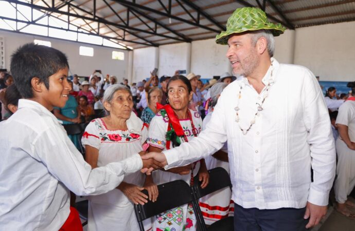 <strong>Bedolla apoyará construcción de carretera en la comunidad indígena El Coire</strong>