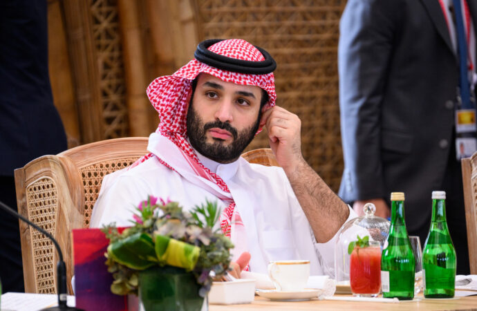 <strong>Cómo el príncipe heredero de Arabia Saudita intenta modificar la dinámica en Oriente Medio sin la ayuda de EE.UU.</strong>