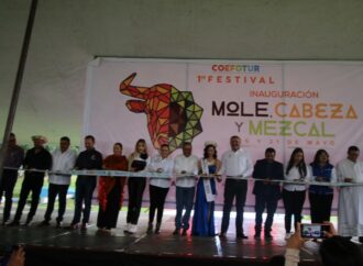 El presidente Municipal, José Luis Téllez Marín, inauguró el Primer Festival de Mole, Cabeza y Mescal.