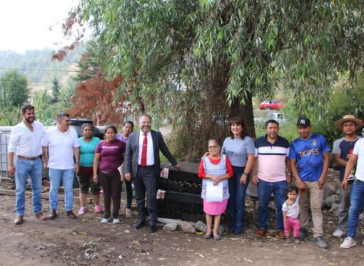 <strong>José Luis Téllez Marín entrega material subsidiado a familias que lo requieren.</strong>