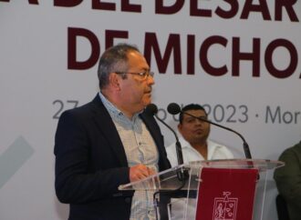 <strong>El alcalde, José Luis Téllez Marín, asistió al Primer Foro Perspectiva del Desarrollo Económico de Michoacán.</strong>