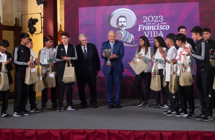 <strong>Presidente celebra a niñas y niños mexicanos campeones en torneo de fútbol en España</strong>