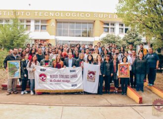 <strong>Ciudad Hidalgo, Michoacán, 23 de mayo de 2023. Directivos del #ITSCH hacen el abanderamiento de la delegación que participara en el Pre Nacional de los Tecnológicos, y al término del acto, se procedió a festejar el día del Estudiante</strong>