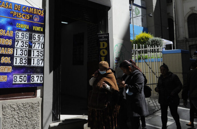 <strong>Bolivia considera que “valdría la pena” contar con un banco que opere en yuanes</strong>