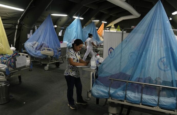 <strong>Más de 200 muertos: la cuestionada gestión del brote de dengue agrava la crisis política en Perú</strong>