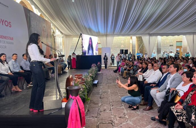 <strong>El Alcalde, José Luis Téllez Marín, dio acompañamiento a mujeres con cáncer de mama y cervicouterino, a recibir su apoyo económico.</strong>
