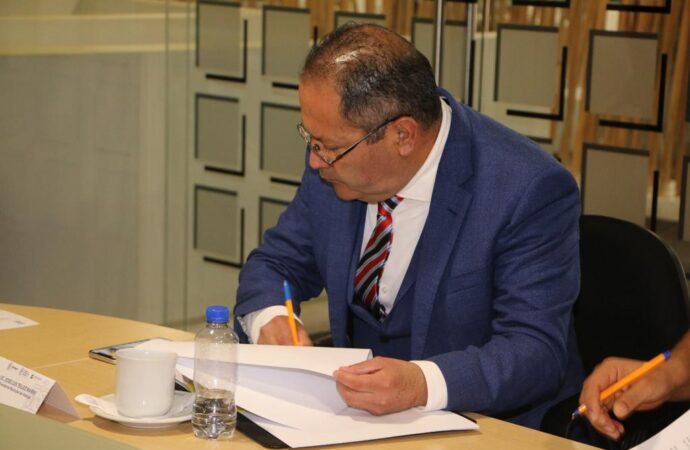 <strong>El presidente Municipal, José Luis Téllez Marín, firma convenio con el secretario de Desarrollo Económico, Lic. Claudio Méndez Fernández.</strong>