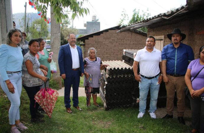 <strong>José Luis Téllez, entregó Teja de Cartón a familias de escasos recursos de la localidad de Las Grutas, San Bartolo Col. Unida y La Herradura.</strong>