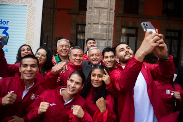 <strong>Presidente anuncia apoyo económico a deportistas mexicanos que irán a los Juegos Centroamericanos y del Caribe</strong>