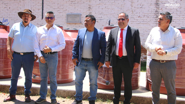 <strong>José Luis Téllez Marín entrega 65 tinacos a familia de escasos recursos del municipio</strong>