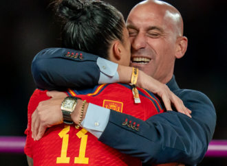 <strong>Presidente de la Federación Española de Fútbol se disculpa por besar a una jugadora tras ganar el Mundial</strong>