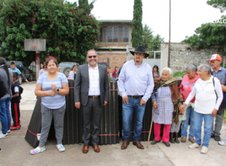 <strong>En gira de trabajo, José Luis Téllez Marín, entrega apoyos alimenticios y pacas de teja de cartón a familias de las localidades de Huaniqueo, las Grutas y las Caleras</strong>