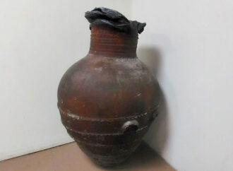 <strong>Una jarra de hace 2.600 años es convertida en un cubo de basura en un museo iraní</strong>