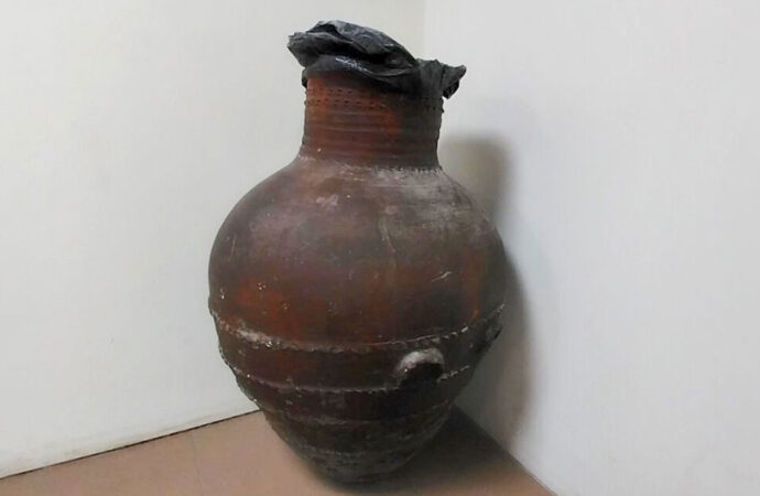 <strong>Una jarra de hace 2.600 años es convertida en un cubo de basura en un museo iraní</strong>