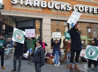 <strong>Empleados de Starbucks organizan una huelga en el día de mayores ventas del año</strong>
