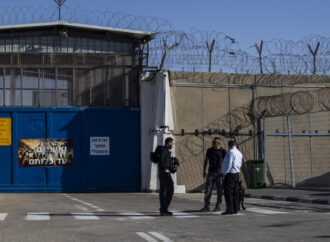 <strong>Presos palestinos denuncian condiciones “similares a las de Guantánamo” en cárceles israelíes</strong>