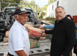 <strong>José Luis Téllez Marín, entrega diversos apoyos a familias que lo necesitan.</strong>