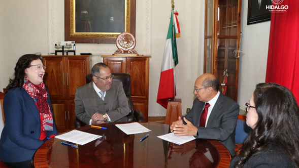 <strong>José Luis Téllez y el MGDO. Jorge Reséndiz García, presidente del supremo tribunal de justicia del estado, firma convenio de donación de terreno.</strong>