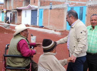 <strong>José Luis Téllez Marín, visitó varias colonias de la cabecera municipal para supervisar obras y entregar cobijas dentro del programa invernal.</strong>