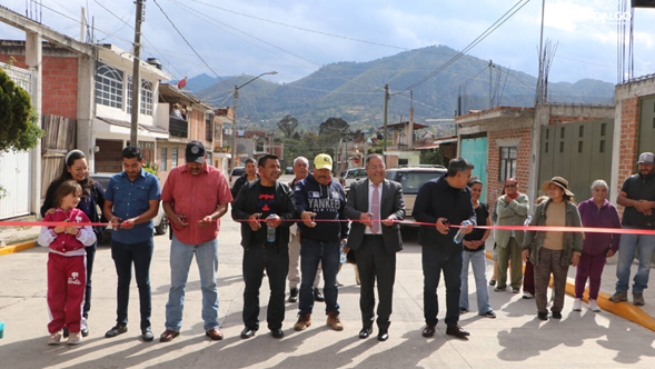 <strong>José Luis Téllez Marín, inauguró la pavimentación hidráulica de la calle J.  Guadalupe posadas de la colonia contreras</strong>.